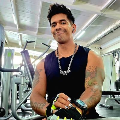 Mi niño interior es gordito y nerd, por eso lo cuido tanto. Escritor, periodista para diversos medios, TEDx talker y DJ. He/him. 🏳️🌈