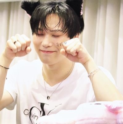 ₊✩‧₊˚౨ৎ˚₊✩‧₊
Rocky swag 🌈✌🏻 ASTRO ✨️🔮💜 CHAKY 💙❤️🧩
AROHA 💜🎵 HAMO ♡ fan account focused on posting Rocky content and Chaky ♡ ₊✩‧₊˚౨ৎ˚₊