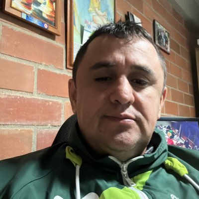 Licenciado en Educación Física. Especialista en Gerencia Deportiva. Arbitro Internacional de Ajedrez. Líder Comunitario.
