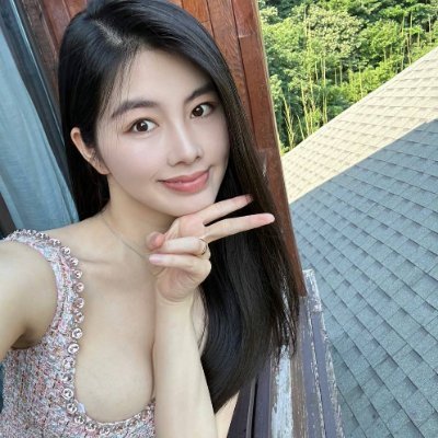 I am a simple woman who pursues ordinary and real happiness in life. I love nature and often go for walks in the park on sunny days, enjoying the feeling of the