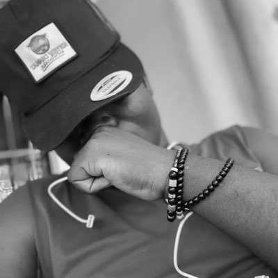 Wi, mwen se moun lan dèyè ekran an Mwen just vin isit la pou m vibe nan respect 🫡🤝