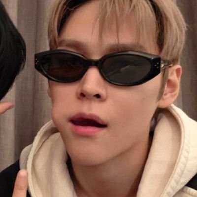 RIIZE's captivating vocalist and visual, dazzling with his quirky charm and cool-headed charisma (2001).