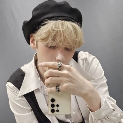 DEKADENSl's profile picture. 〔 𝐏𝐇𝐀𝐍𝐓𝐀𝐒𝐌 〕 2002 ⋮ love is a lie, i loved that lie.