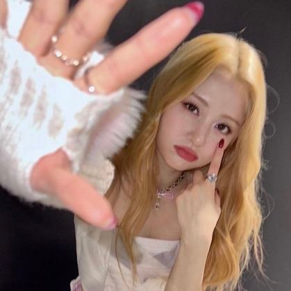 (Kim): Minju, Chaewon, Mingyu #1 lover.
missing NU'EST.