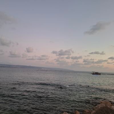 تَجْرِي الرِّيَاحُ كَمَا تَجْرِي سَفِينَتُنَا نَحْنُ الرِّيَاحُ وَنَحْنُ الْبَحْرُ وَالسُّفُنُ
👣 to the sky