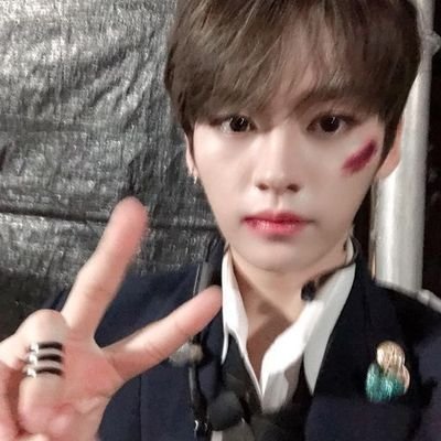 BiasedLeeknows's profile picture. I'll just say that I'm a lesbian 🫧