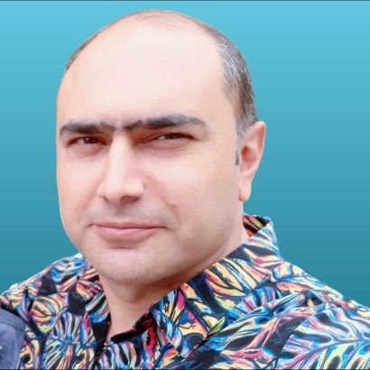یه اُورتینکرِ درونگرا که تو زندگی قبلی،زبان مادریش انگلیسی بوده.
علاقهمند به شعر،شب،نجوم و روانشناسی.
شاملوباز