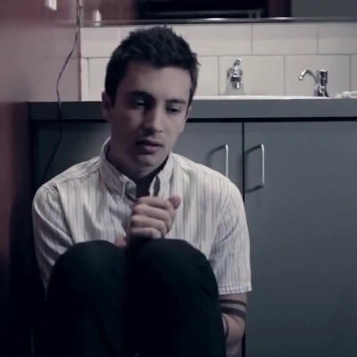 gnsfrhnds's profile picture. addict with a pen |-/