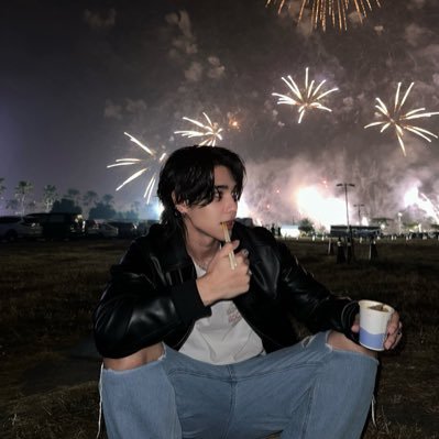 𝐑𝐨𝐥𝐞𝐩𝐥𝐚𝐲 — A glam shine from actor and singer. Paradise field called Hell's Gate since 1995. You'll drowned in him, 𝗝𝗲𝗳𝗳 𝗦𝗮𝘁𝘂𝗿. Eng - Ina.