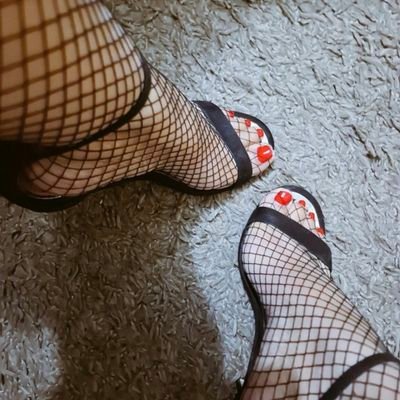 Nada me hace especial: NO rt a mis fotos, No porno, NO respondo DM's. No busco aprobación, likes ni seguidores; solo un espacio para escribir.
Hablo sola.