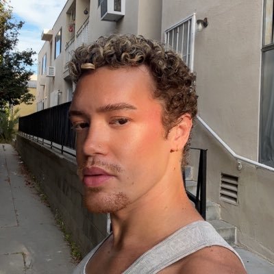 trevonwoodburyy's profile picture. arianator first, gay second