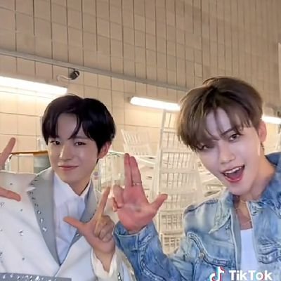 ⇢ ˗ˏˋ 𝔡𝔯𝔢𝔞𝔪𝔦𝔫𝔤 𝔦𝔫 𝔱𝔥𝔢 𝔰𝔞𝔪𝔢 𝔰𝔨𝔶 𝔞𝔰 𝔪𝔶 𝔟𝔦𝔞𝔰 ࿐ྂ
#NCT #ENHYPEN 🤩