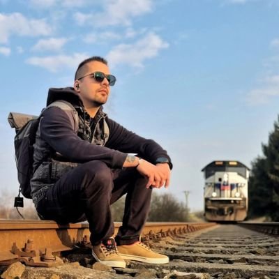 Dělník Dráhy.
Bývalý výpravčí a inspektor provozu na Severočeské transverzálni dráze.
Mistr výhybkář.
Tulák,(na)turista,sběratel náměstí, vlakofil a mašinkolog