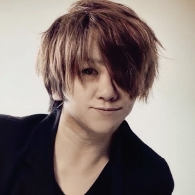 SUTERUTHと書いてステルスと読みます。 TERUさんのコスプレイヤーを名乗っている女です。 TAKUROさんファンでTERUさんヲタク。WTK寄りの箱推しです。たまに絵を描きます。