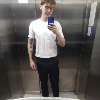 Alexsandrofriz1's profile picture. Especialista em perder meias na máquina, procrastinador nível olímpico e criador de teorias que só fazem sentido na minha cabeça.