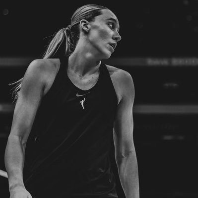 wbb • azzi fudd’s number one defender • blk @uconnwbb @dallaswings @minnesotalynx