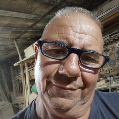 Sono un falegname,sono una persona vera con sentimenti e tanti problemi,sono sposato felicemente ho due figli e ho la passione della caccia mi piace fare amiciz