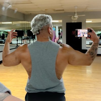 Bttm daddy…into younger men. Say hi or don’t. just on here to enjoy the tweets.