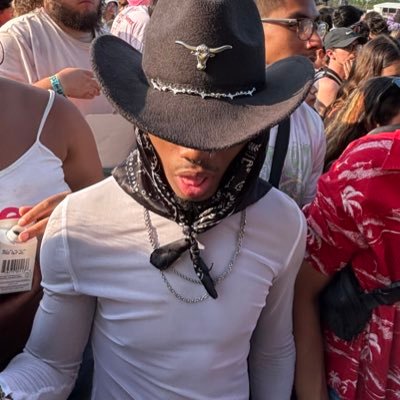 Chicago 🐝 | Not Affiliated with Beyoncé ✭ | #EternalSunshine ✭| BEY SAW ME 5/15 & 5/18 | #BEYHIVE #BARDIGANG #CARPENTER #MansBestFriend