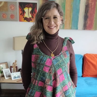Doctoranda en Comunicación. Docencia, investigación y gestión en artes, comunicación estratégica y cambio social. Externadista. Pacifista. Opiniones propias.