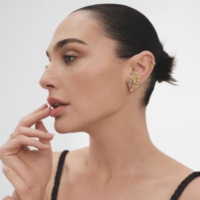 gadotsdaily's profile picture. daily source of actress and producer gal gadot