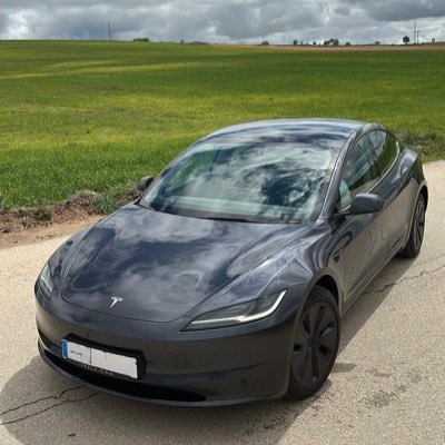 TeslaEZ's profile picture. Futuro propietario de un Tesla Model 3 SR. No por ahora porque Tesla decidió subir el precio de 35.000€ a 41.760€ de la noche a la mañana.