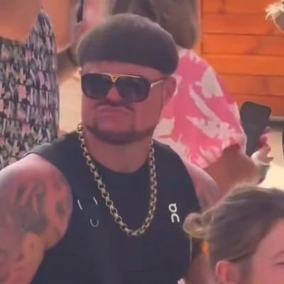 Mače moje toneš
upomoć me zoveš
otkad nismo bliski
pušiš travu piješ viski