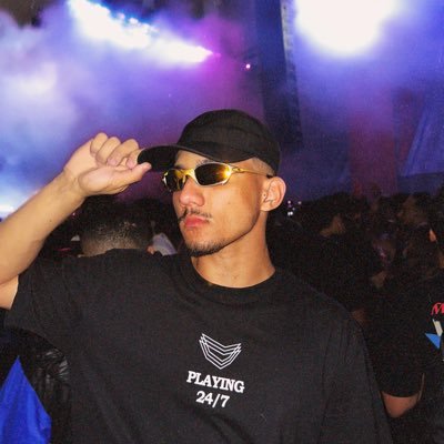 apaixonado por música eletrônica, counter-strike e pelo cruzeiro esporte clube.