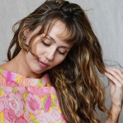 28. concerts girlie. (smiler, harrie, swiftie) fan account.