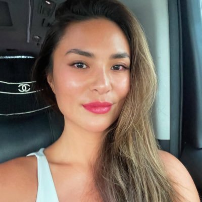 realamandamoris's profile picture. 