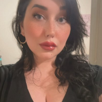 girlbosswinning's profile picture. a good hot dog, once or twice a year