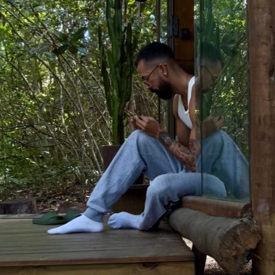 eseporacaso's profile picture. as vezes esgotado, as vezes chapado, as vezes viajo, as vezes me acho.