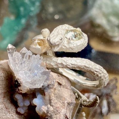 ✹ ←ウニ バイト先はナイショ「知り合いかも」って思った人はミュブロしてお願い 石沼 鉱物標本 ルース ここが本垢となったので育児日常ツイ多め 数学はイメージで解く 謎解きリア脱は封印中 推しはキュアワンダフル(犬飼こむぎ)🐕キュアニャミー🐈こむユキ仲良しかわいいよー かわちまりさん推してる 昭和生ま