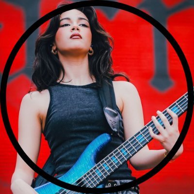 Conta de apreciação aos belos dedos da Ale Villarreal, baixista do @TheWarningBand2