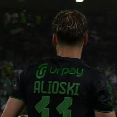 l140l's profile picture. أجمل قوانين العشق أن تبدأ بالعهد والعشق والانتماء وتنتهي بعبر الزمان سنمضي معا ..💚💚