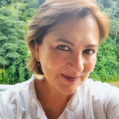 Andariega, filósofa, editora y artesana en construcción.