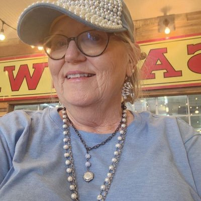 I'm sugarmommy looking for a sugarbaby who is honest and trustworthy who I can spoil with my riches 💵💰💸💶💴