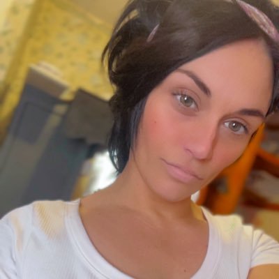 april_manna's profile picture. 🌻⚠️💟📓🎀🗝🔮🪬🗿🚀