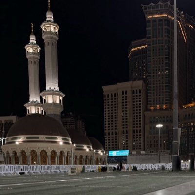ولا تجعل في رفقتي شقاء،ولا من وجودي عبء،ولا في حديثي أذيّة، ربي اجعلني خفيف العبور باقي الأثر..🖤/اكتب مااشعر به وقد لا يمثلني احياناً