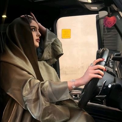 مهتمة بعلم الاجتماع ومهتمة بالقضايا السياسية التي تهم المملكة ودول الخليج العربي