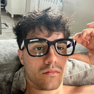 hago vídeos hablando en tik tok (valiente) y ahora tmb en youtube 🎙️mi podcast @chaopablochao en YT y Spoti and company