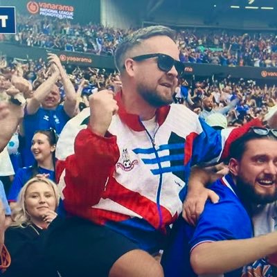 Husband, Father, retired Sunday league journey man, and OAFC sufferer of 30+ years 💙🏴