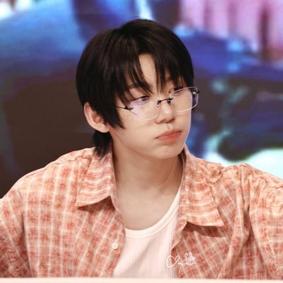 ୨୧ ˚₊‧ she/her • ‘03 ⌨️ psych major/overthinker irl ₊✧ 🎧 multi-stan AHOF OT9 (UL era 🤍), SVT OT13 🚫 akgaes / solo stans ≠ the vibe 💌 ˚♡₊‧₊ healing w/ ❤️💚💙