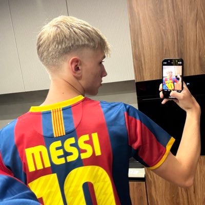 Początkujący trener piłkarski, z sercem do hiszpańskiego futbolu. ~✍️@LaFamiliaCules~ Força Barca 💙❤️