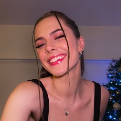 Chatty, community-led variety streamer. Creative storytelling whatever the game.
Live Mon/Wed/Fri | New yt videos weekly | 📧 rainexbiz@gmail.com