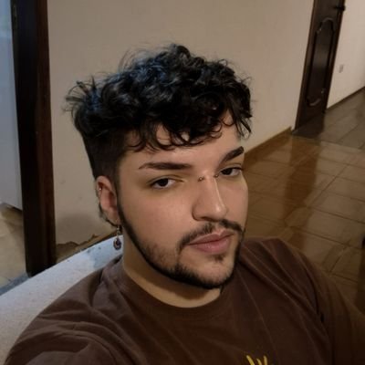 ele tem loucura, é um vampiro, é gay, mas pasmem!! É NORMAL.