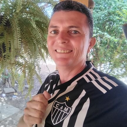 Mineiro, Atleticano, casado e pai de família.