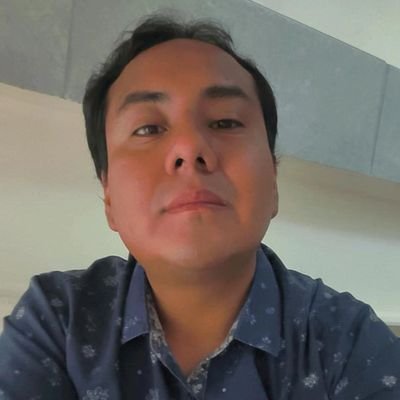 Para que pueda ser, he de ser otro, salir de mí, buscarme entre los otros; los otros que no son si yo no existo, los otros que me dan plena existencia.