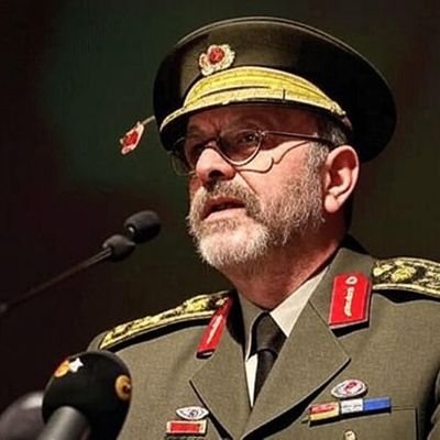 A peaceful man, stands tall. / Tiocfaidh ár lá. /
MSKÜ - English Language and Literature /
Toprak, Barış ve Ekmek
--ChopsBruh--