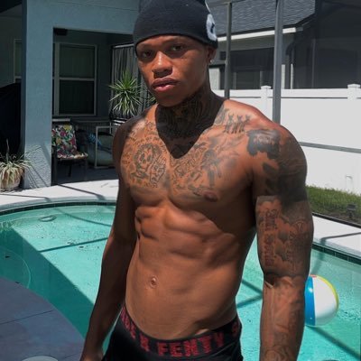 Ya friendly neighborhood lightskin puttin 👯♀️’s in a 🥨💦|| Instagram: @Shelovesjefe